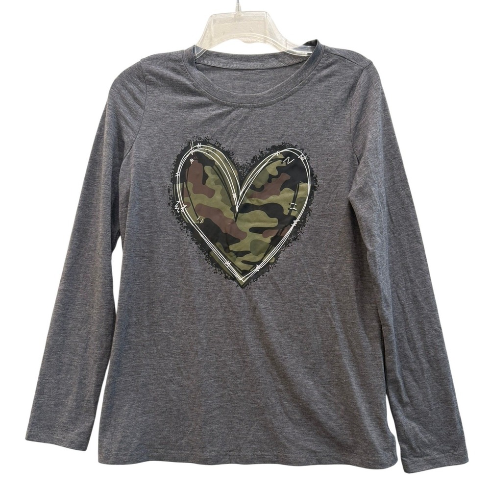 Flamingals Womens Size M NWT Gray Long Sleeve Camo Heart Graphic Tee Shirt